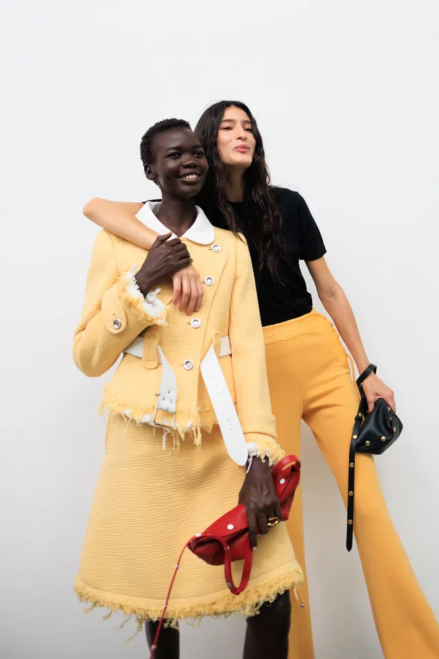 Εβδομάδα Μόδας Παρισιού SS27: Οι καλύτερες backstage στιγμες-35