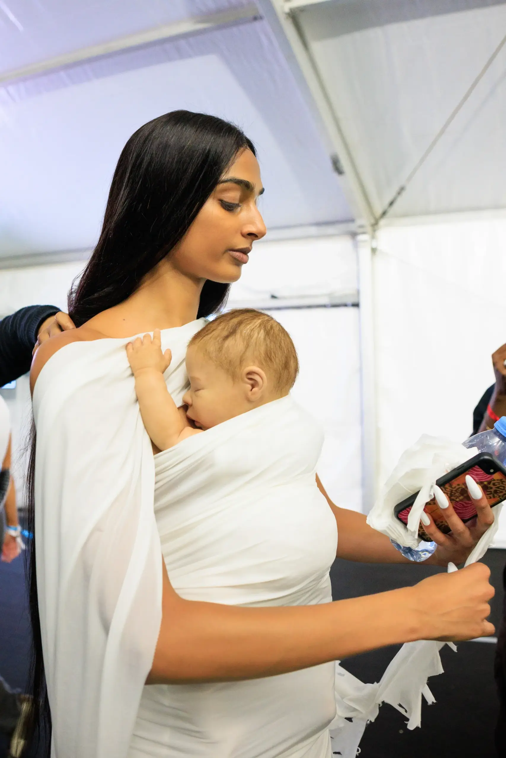 Εβδομάδα Μόδας Παρισιού SS27: Οι καλύτερες backstage στιγμες-90