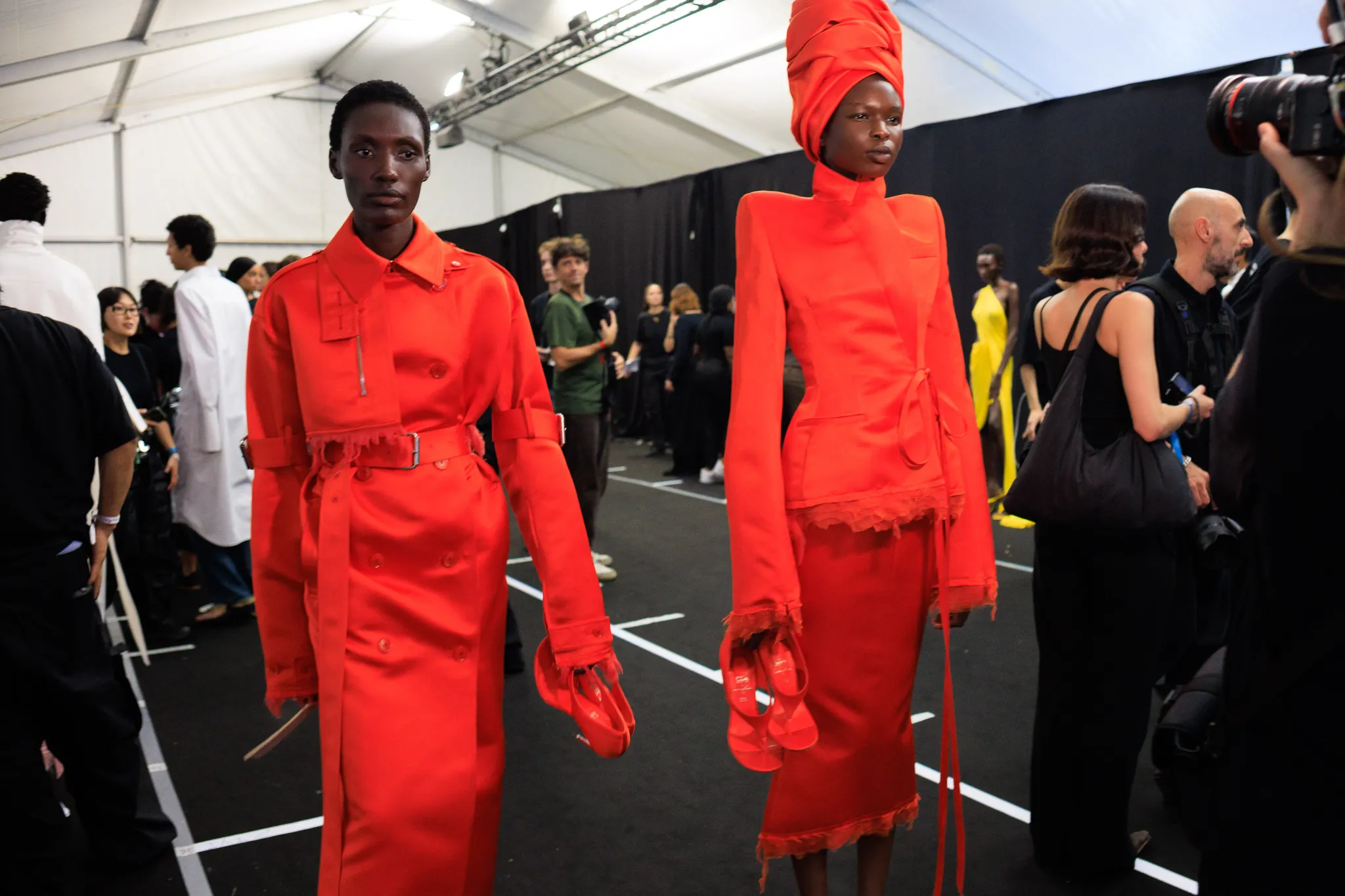 Εβδομάδα Μόδας Παρισιού SS27: Οι καλύτερες backstage στιγμες-89