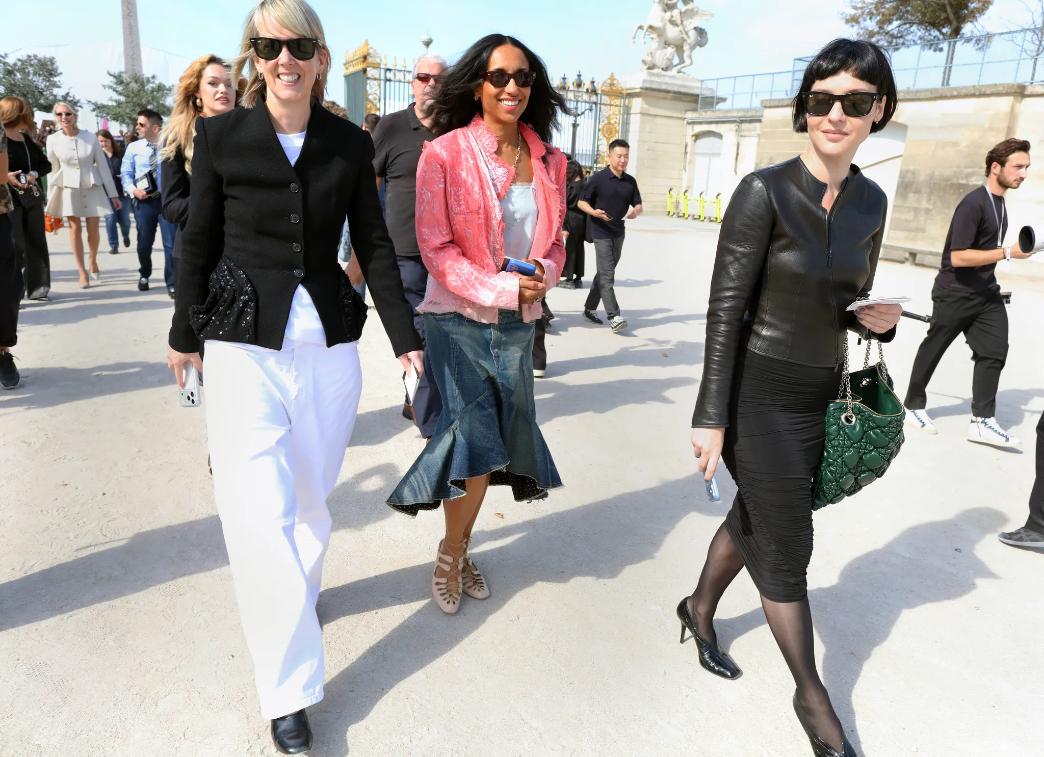Τι φορούν τώρα στο Παρίσι; Μαθήματα street style έξω από τα shows της SS27-40