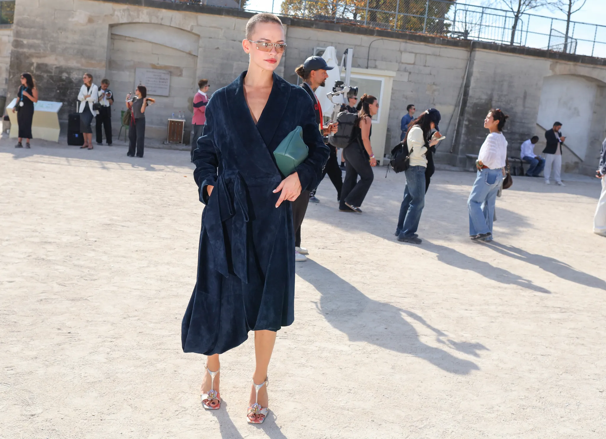 Τι φορούν τώρα στο Παρίσι; Μαθήματα street style έξω από τα shows της SS27-36