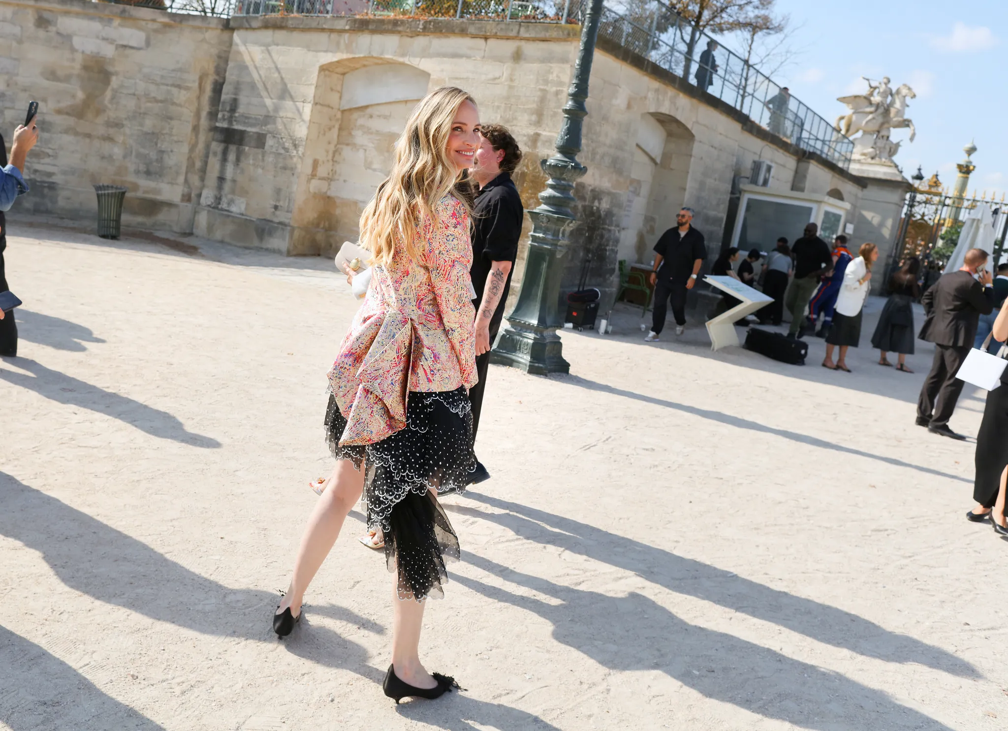 Τι φορούν τώρα στο Παρίσι; Μαθήματα street style έξω από τα shows της SS27-34