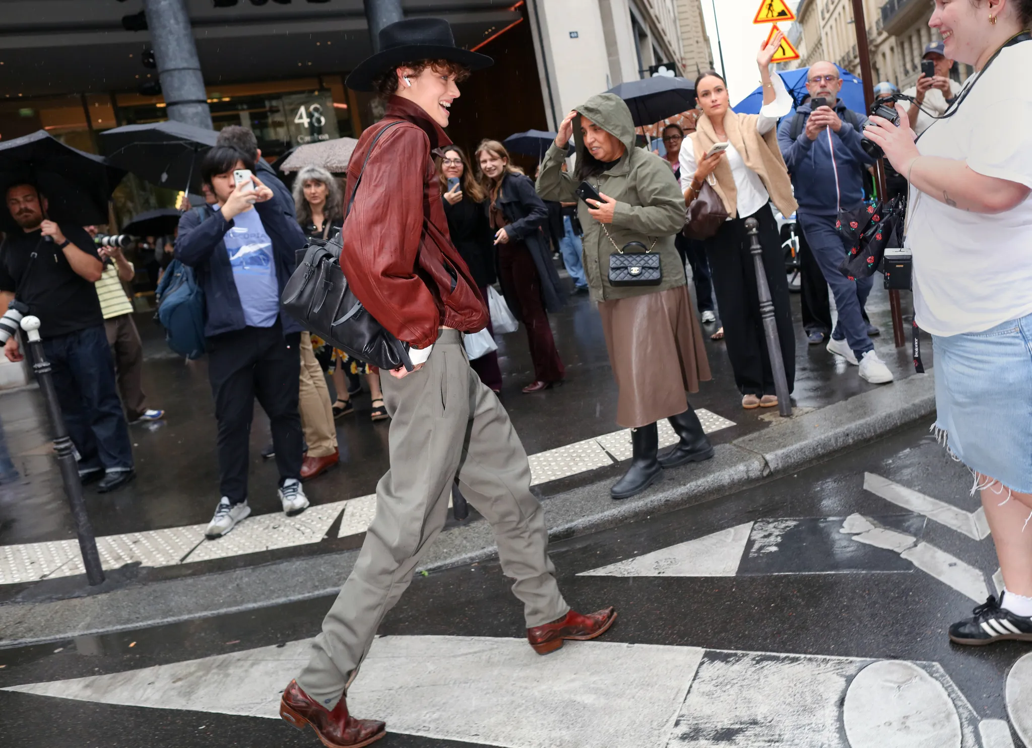 Τι φορούν τώρα στο Παρίσι; Μαθήματα street style έξω από τα shows της SS27-32