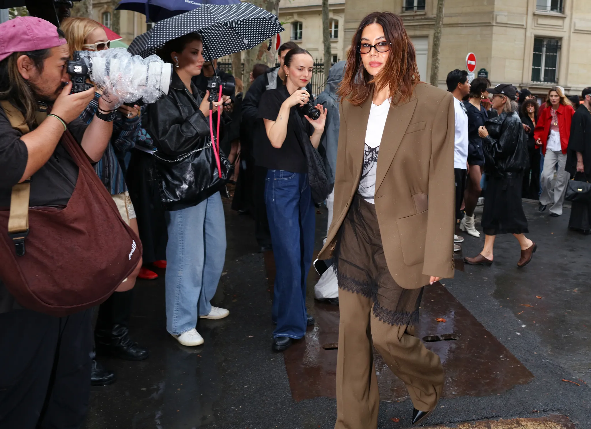 Τι φορούν τώρα στο Παρίσι; Μαθήματα street style έξω από τα shows της SS27-30