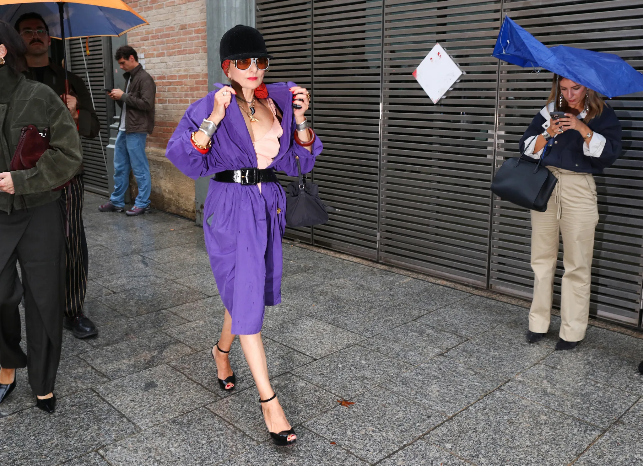 Τι φορούν τώρα στο Παρίσι; Μαθήματα street style έξω από τα shows της SS27-24