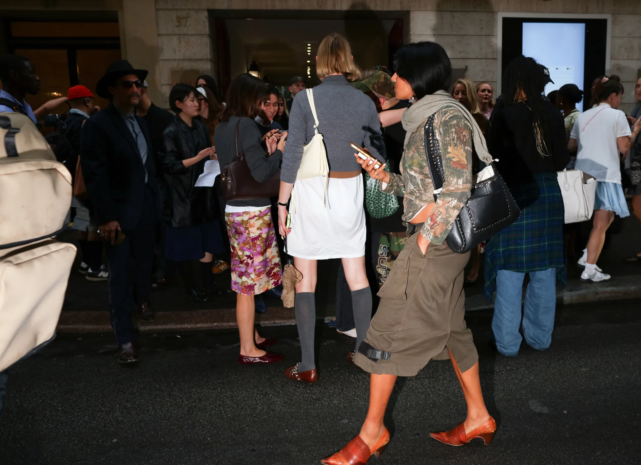 Τι φορούν τώρα στο Παρίσι; Μαθήματα street style έξω από τα shows της SS27-21