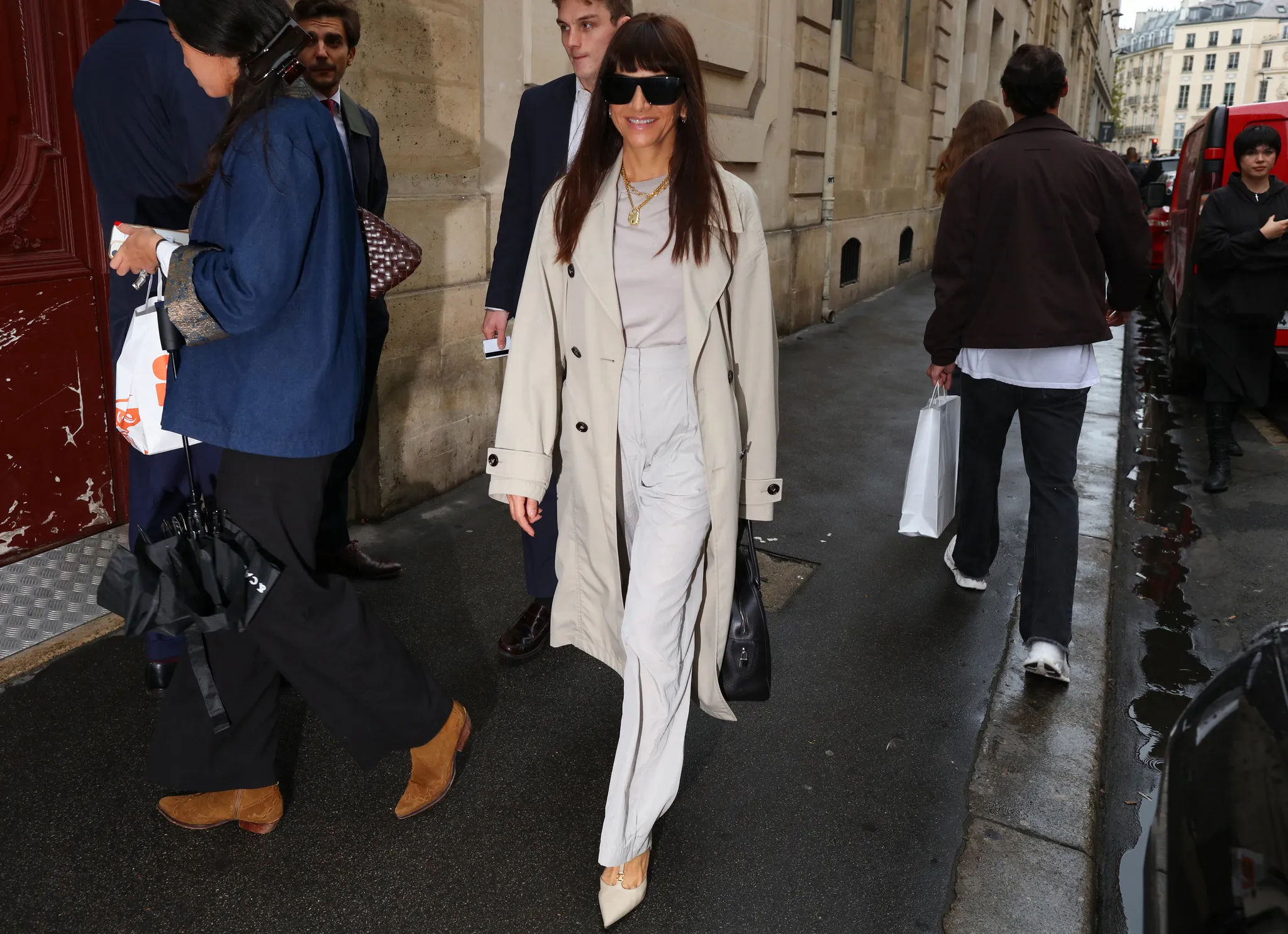 Τι φορούν τώρα στο Παρίσι; Μαθήματα street style έξω από τα shows της SS27-20