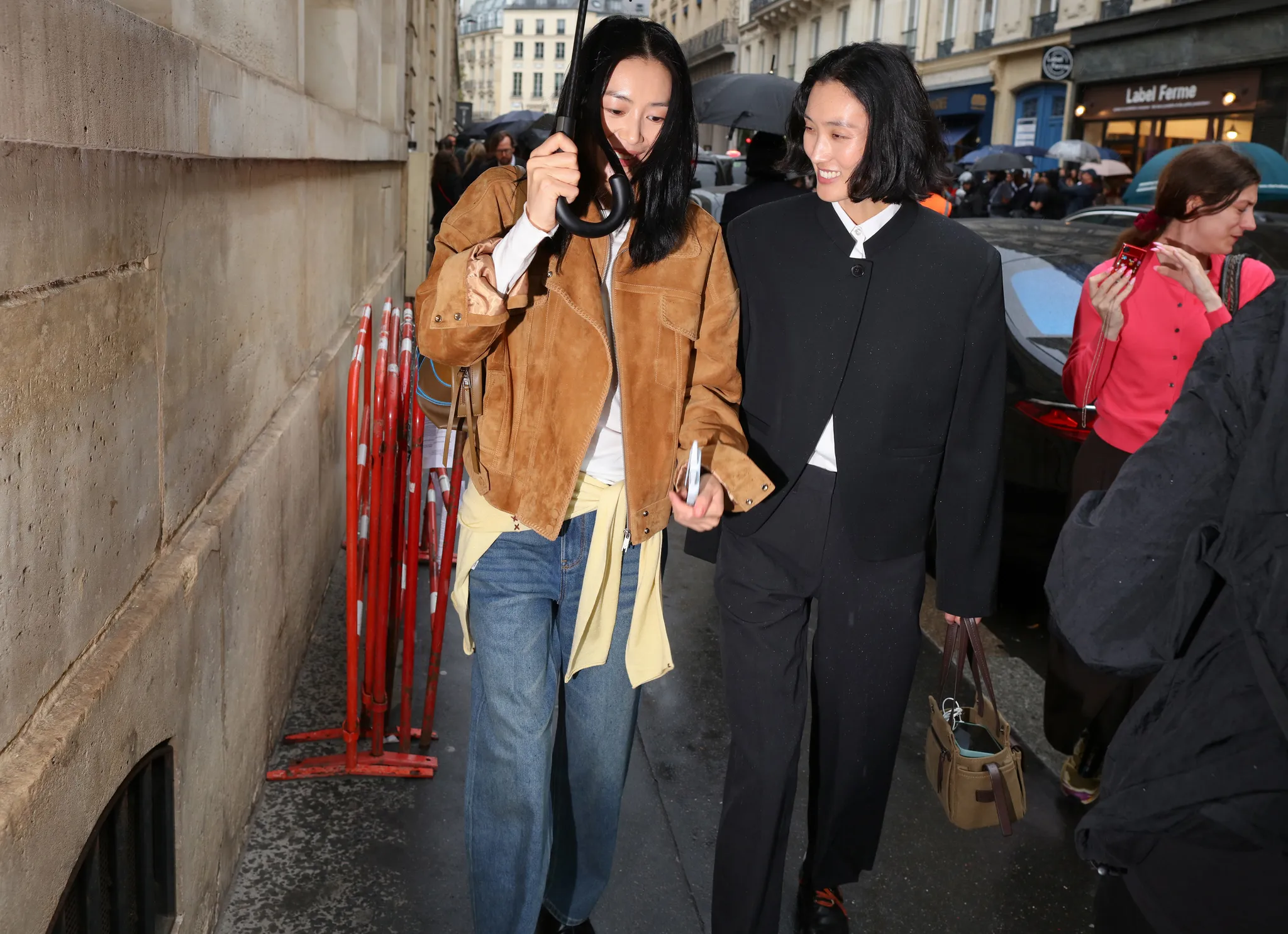 Τι φορούν τώρα στο Παρίσι; Μαθήματα street style έξω από τα shows της SS27-18