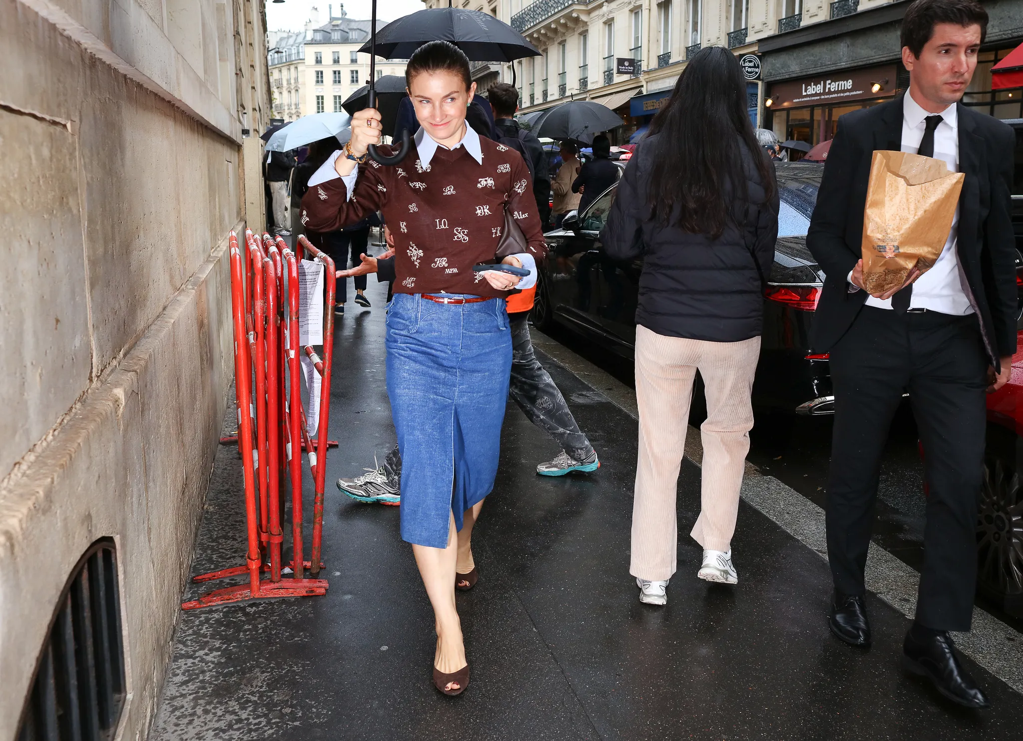 Τι φορούν τώρα στο Παρίσι; Μαθήματα street style έξω από τα shows της SS27-17