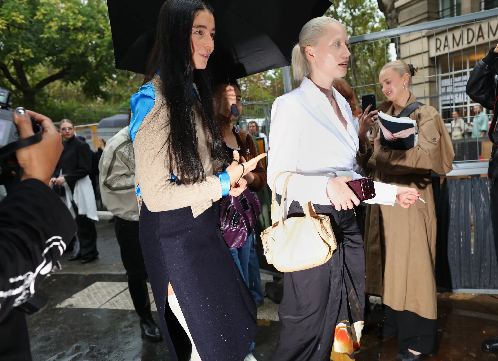 Τι φορούν τώρα στο Παρίσι; Μαθήματα street style έξω από τα shows της SS27-15