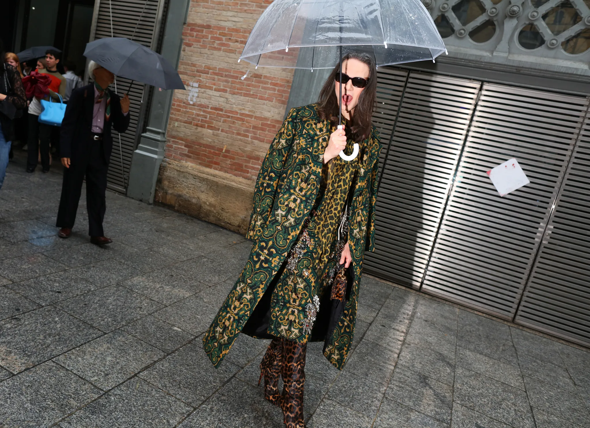 Τι φορούν τώρα στο Παρίσι; Μαθήματα street style έξω από τα shows της SS27-14