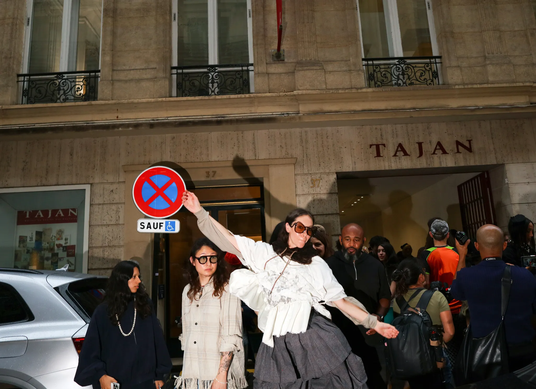 Τι φορούν τώρα στο Παρίσι; Μαθήματα street style έξω από τα shows της SS27-9