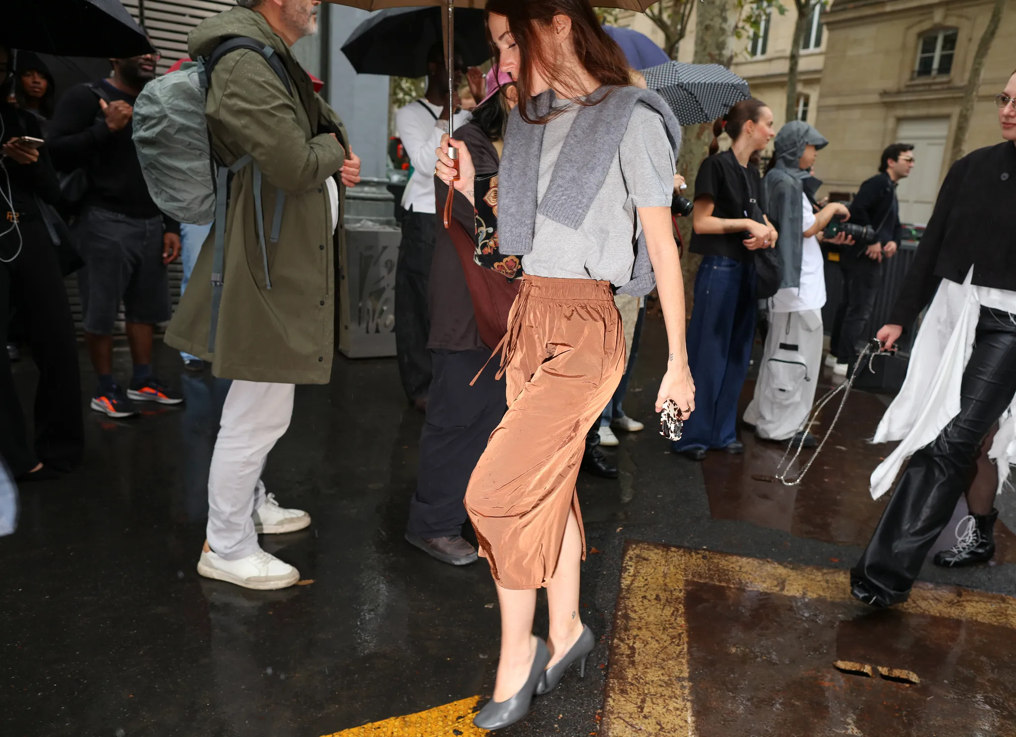 Τι φορούν τώρα στο Παρίσι; Μαθήματα street style έξω από τα shows της SS27-7