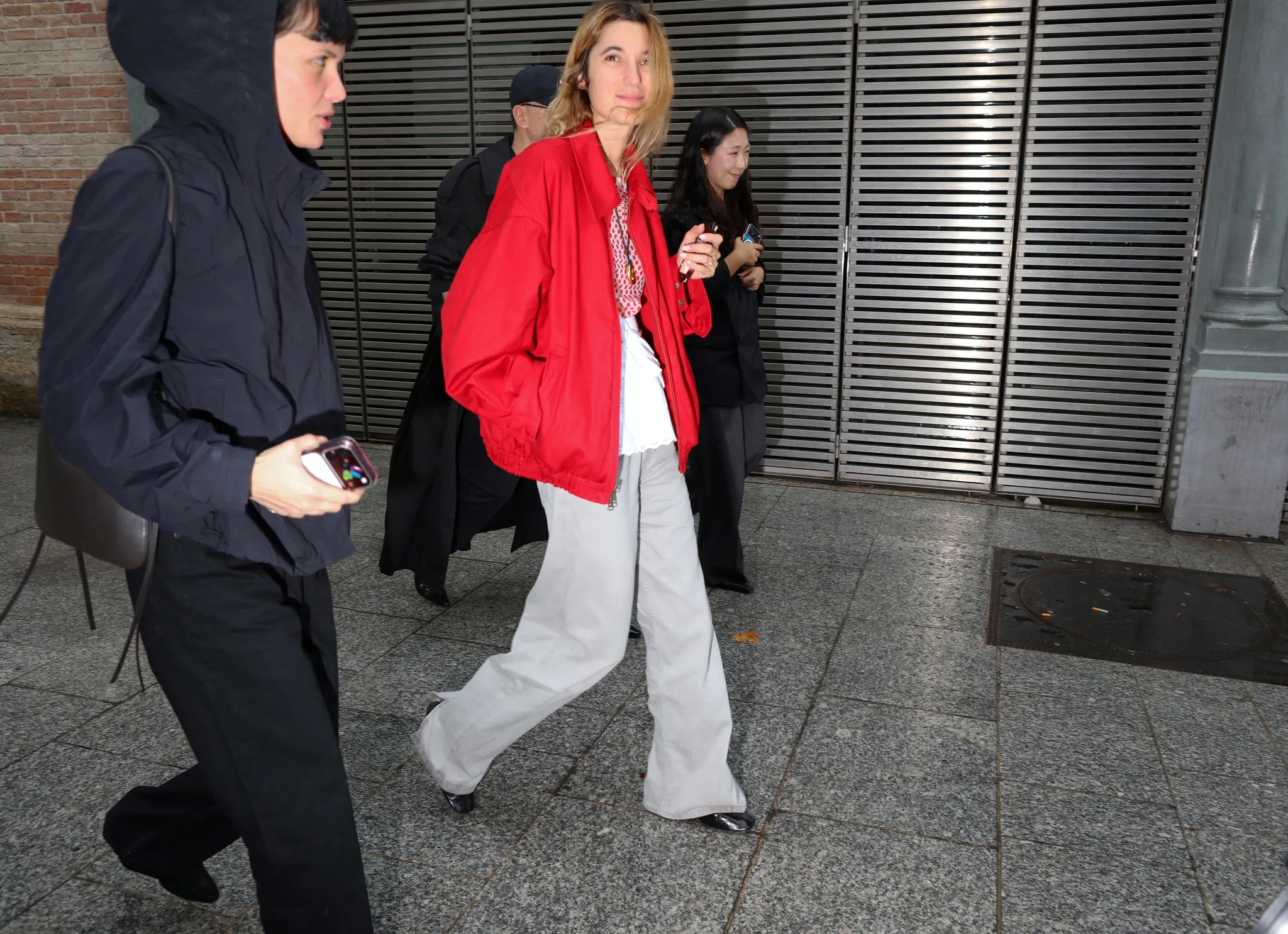 Τι φορούν τώρα στο Παρίσι; Μαθήματα street style έξω από τα shows της SS27-6