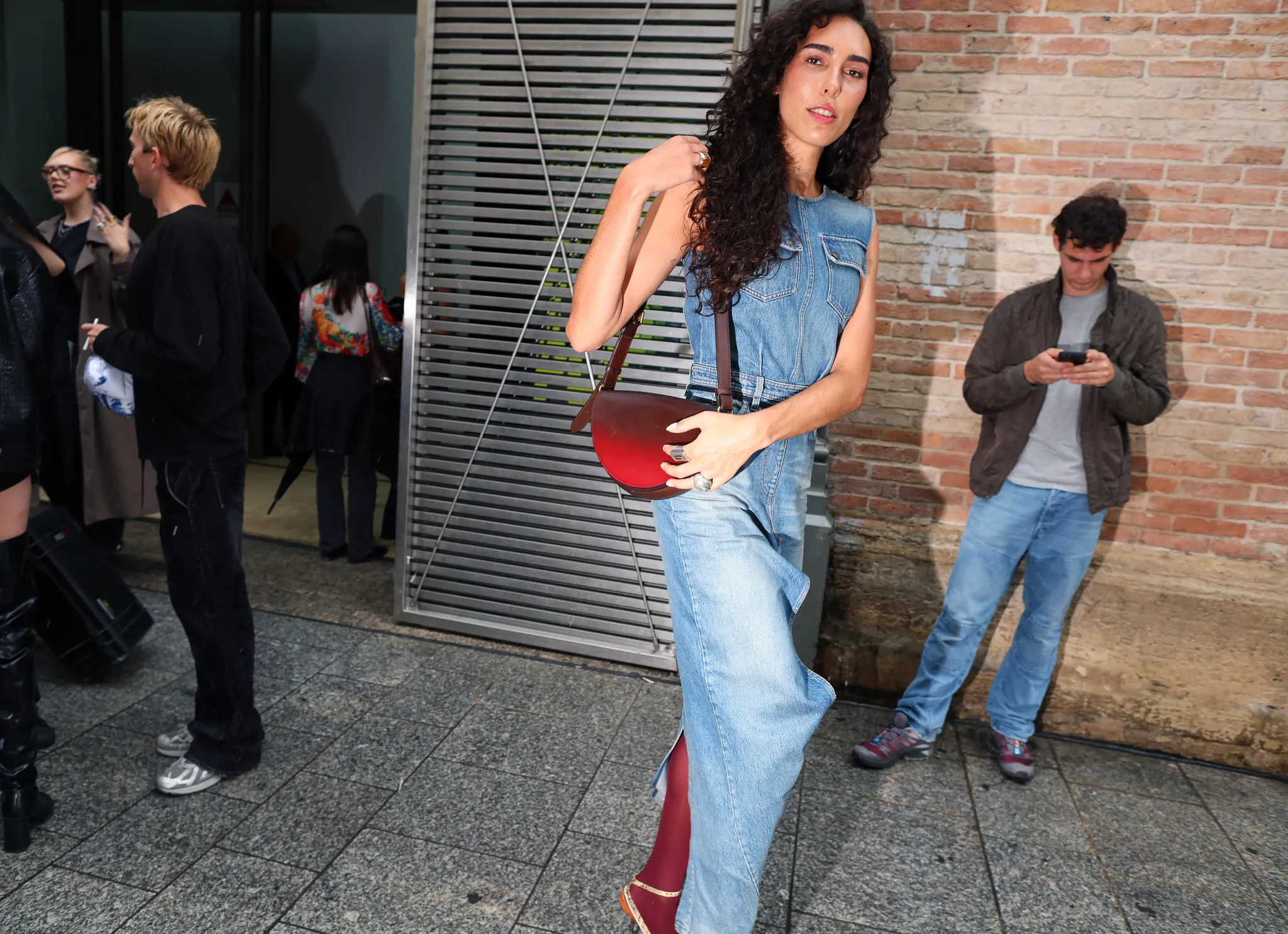 Τι φορούν τώρα στο Παρίσι; Μαθήματα street style έξω από τα shows της SS27-5