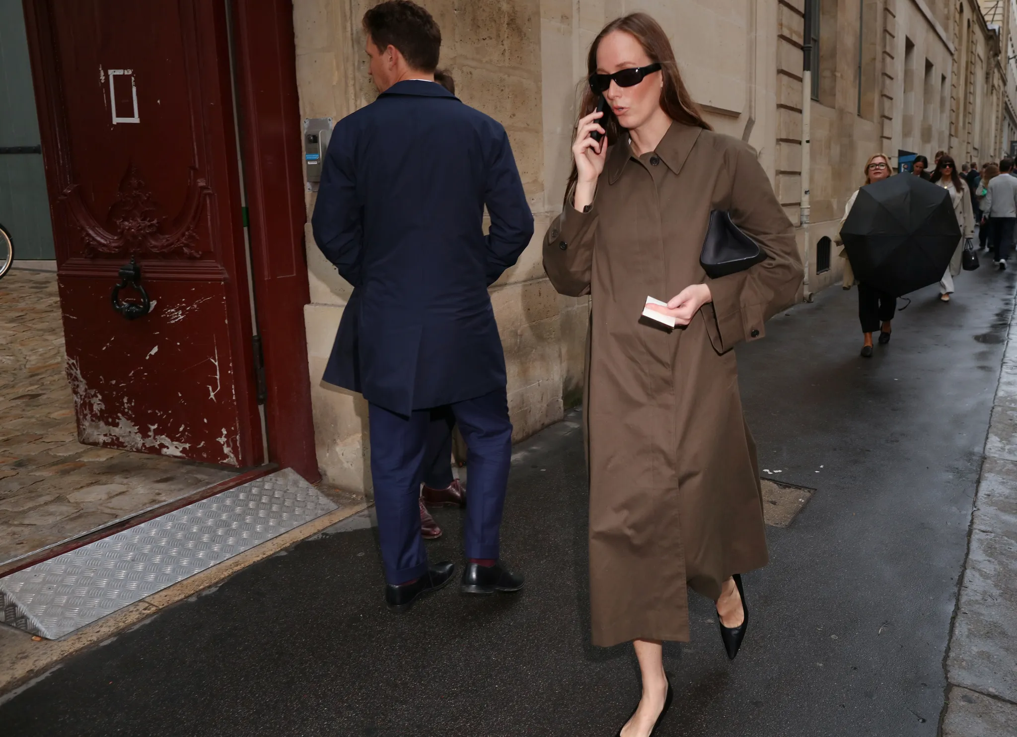 Τι φορούν τώρα στο Παρίσι; Μαθήματα street style έξω από τα shows της SS27-4