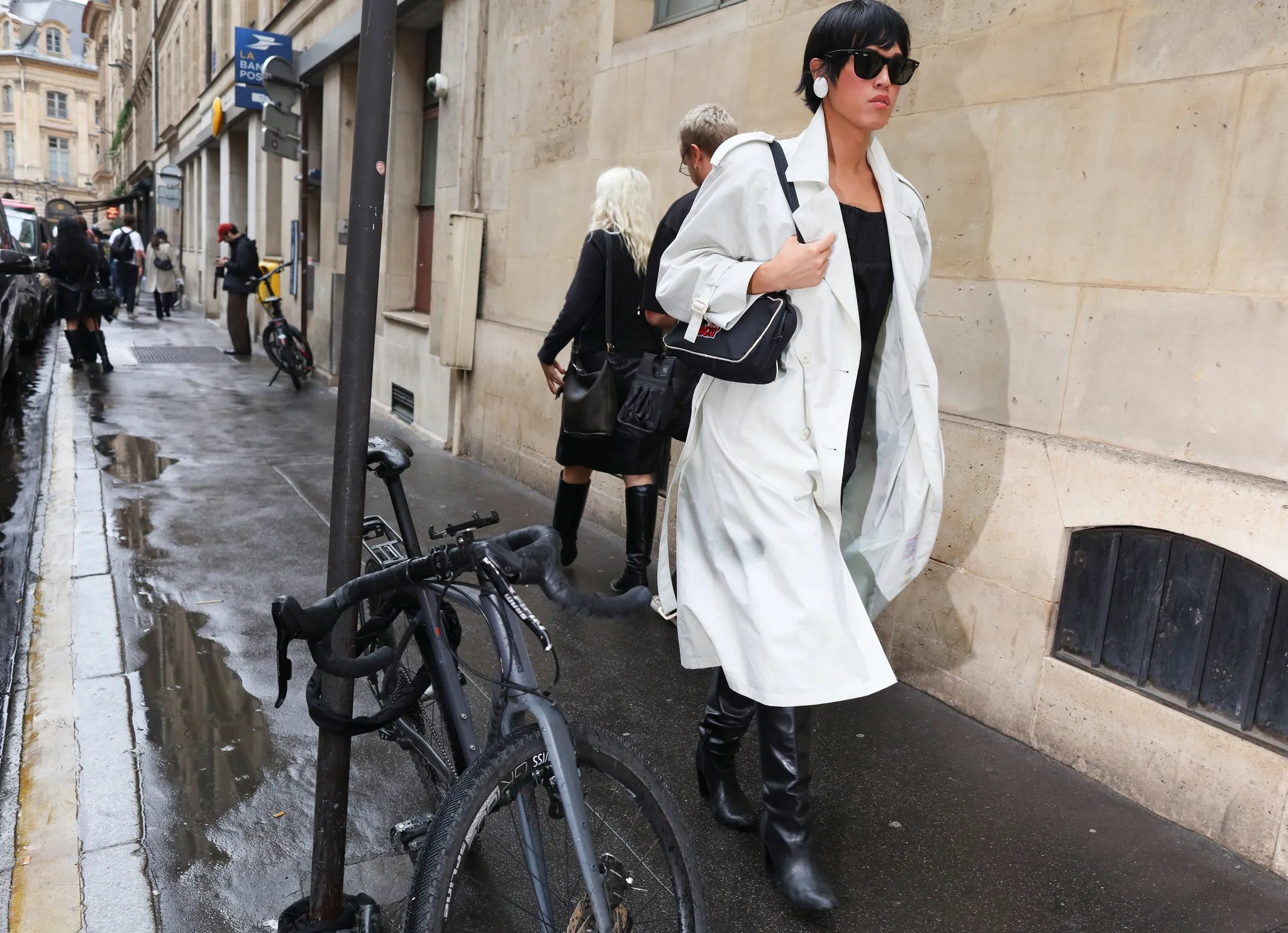 Τι φορούν τώρα στο Παρίσι; Μαθήματα street style έξω από τα shows της SS27-3