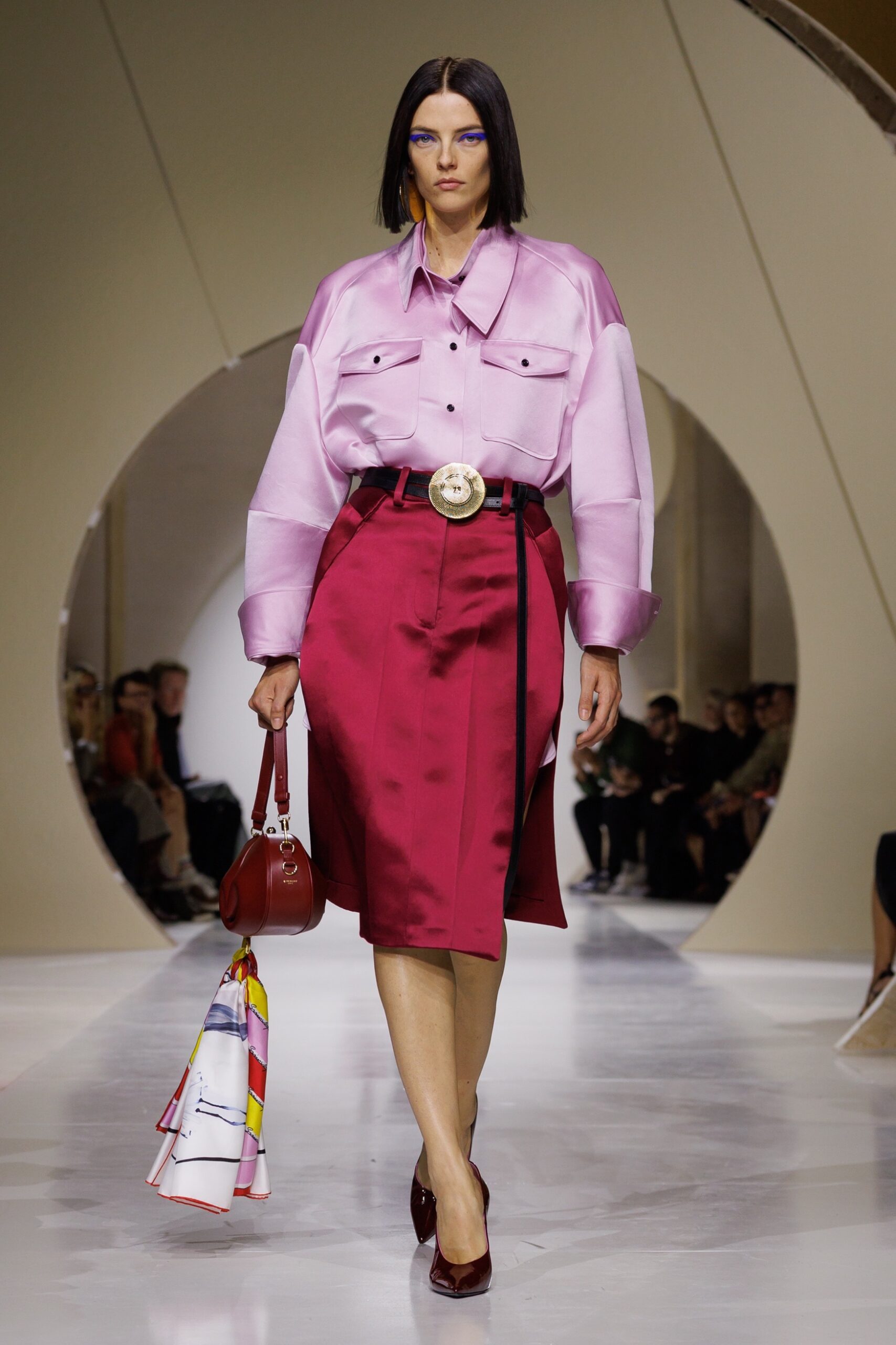 Στη SS27 συλλογή του Givenchy οι αγκράφες στις ζώνες έκρυβαν πούδρες για touch up-1
