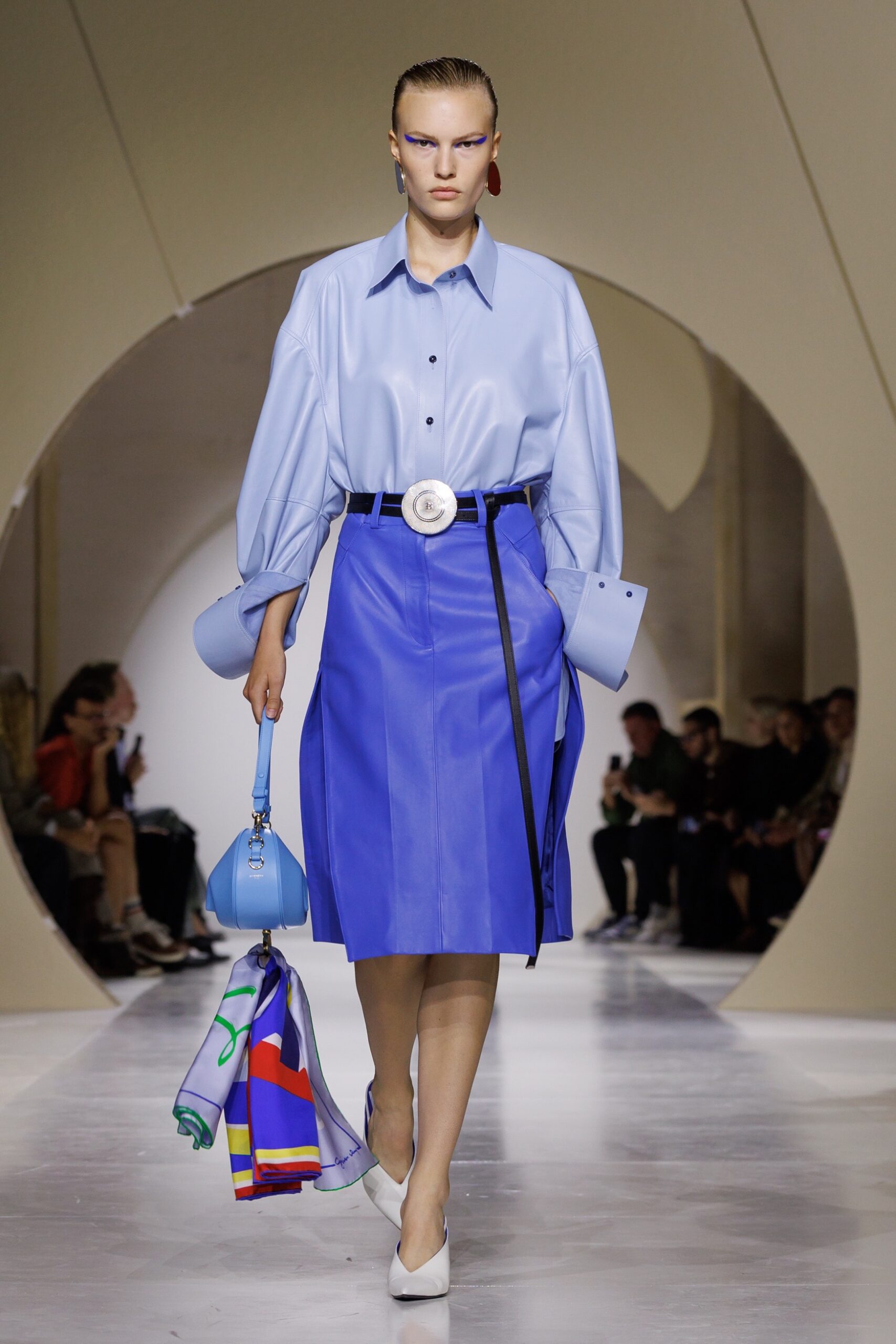 Στη SS27 συλλογή του Givenchy οι αγκράφες στις ζώνες έκρυβαν πούδρες για touch up-2