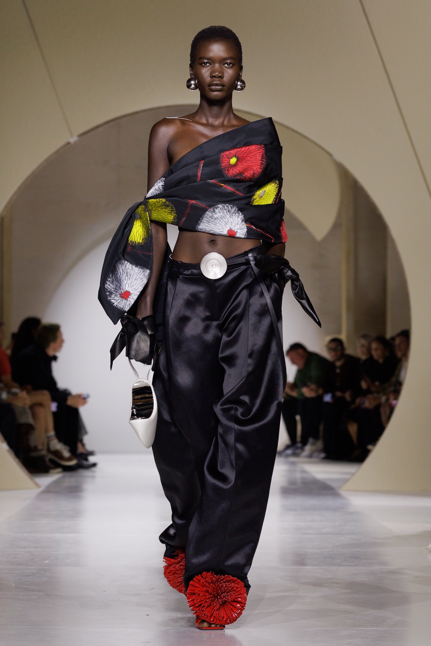 Στη SS27 συλλογή του Givenchy οι αγκράφες στις ζώνες έκρυβαν πούδρες για touch up-3