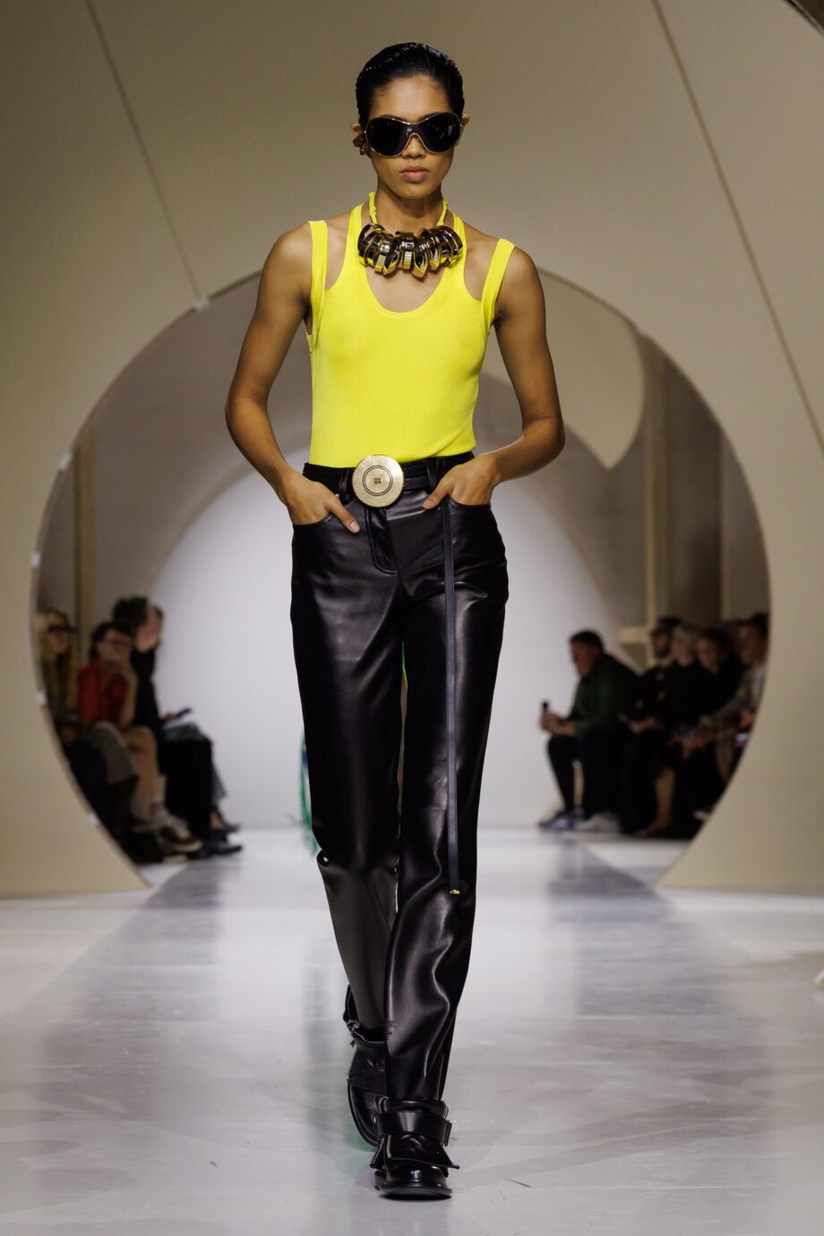 στη-ss27-συλλογή-του-givenchy-οι-αγκράφες-στις-ζών-418479