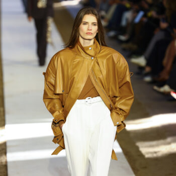 τα-80s-stirrup-pants-επιστρέφουν-και-αυτοί-είναι-οι-stylish-419600